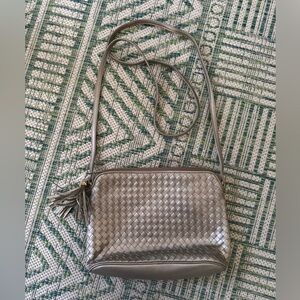 GANSON Chic Woven Crossbody Bag - Metallic Gold Inside Pockets Dressy VGUC